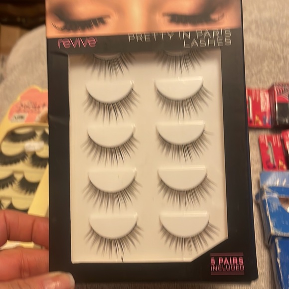 False eyelashes - Picture 3 of 7